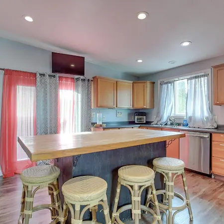 Spacious Sheboygan Home With Grill And Fire Pit!